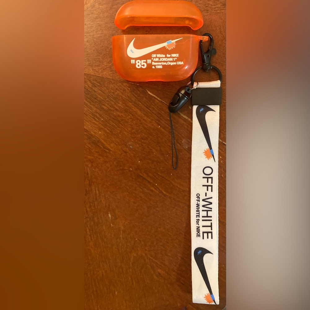 AirPod Pro case - Picture 2 of 2